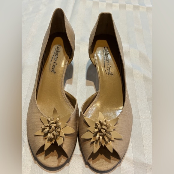 Coldwater Creek Shoes - Coldwater Creek Womens 8.5 Natural Flower Fabric Open Toe Heels (Good Condition)